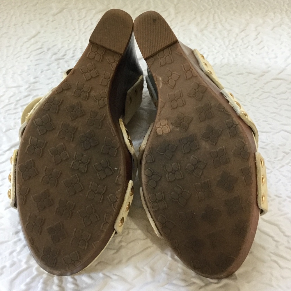 BCBG Off white embossed leather wedges - Picture 3 of 4